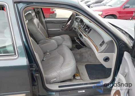 1996 Lincoln Town Car Executive z USA, uszkodzony, nr VIN 1LNLM81W6TY722447